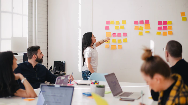 Reunión de trabajo en inglés en una oficina